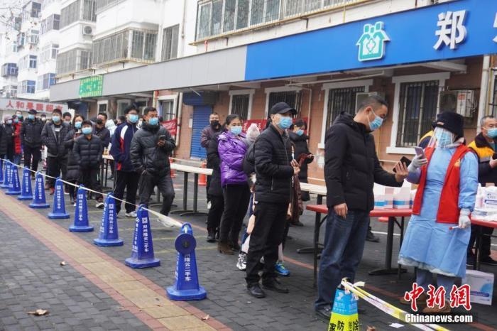 資料圖：1月7日，河南鄭州，市民有序排隊(duì)進(jìn)行核酸檢測(cè)。<a target='_blank' href='/'>中新社</a>記者 劉鵬 攝