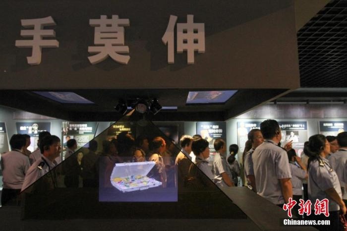 資料圖：2015年10月，海南省公安廳組織黨員干部前往反腐倡廉警示教育基地參觀受教。洪堅(jiān)鵬 攝