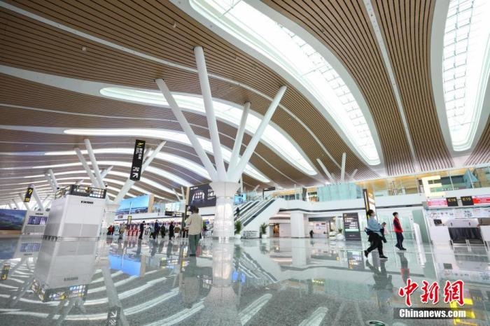 資料圖：貴陽龍洞堡國(guó)際機(jī)場(chǎng)T3航站樓出發(fā)大廳。 瞿宏倫 攝