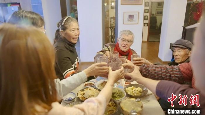 圖為賀歲紀錄片《“洋女婿”的中國年》劇照?！『h航 攝