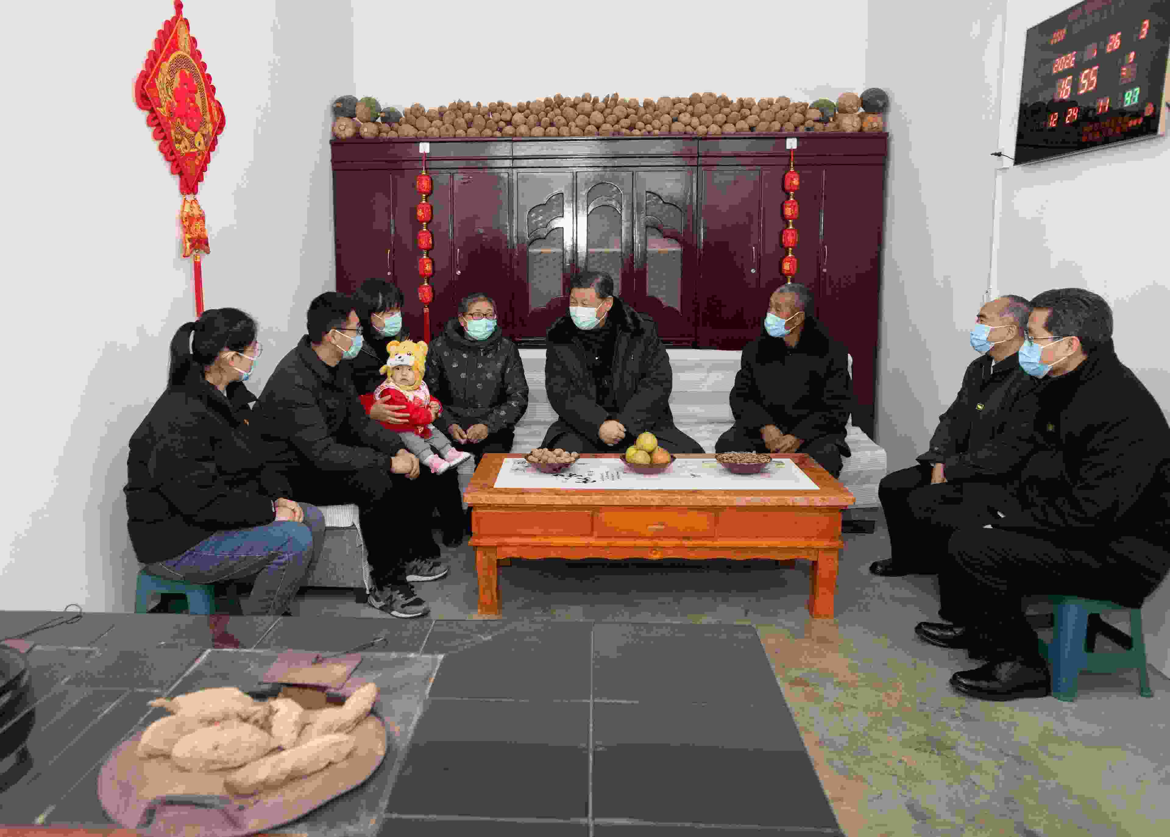 △2022年1月26日，中共中央總書(shū)記、國(guó)家主席、中央軍委主席習(xí)近平在臨汾市汾西縣僧念鎮(zhèn)段村同村民蔡文明一家親切交流。