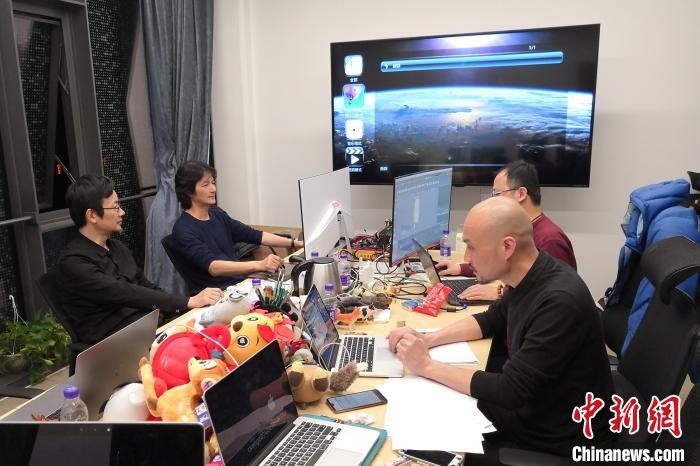 廣州美術(shù)學(xué)院曹雪、劉平云帶領(lǐng)的設(shè)計(jì)團(tuán)隊(duì)對(duì)北京冬奧會(huì)吉祥物加班加點(diǎn)進(jìn)行修改設(shè)計(jì)。(資料圖) 劉平云供圖