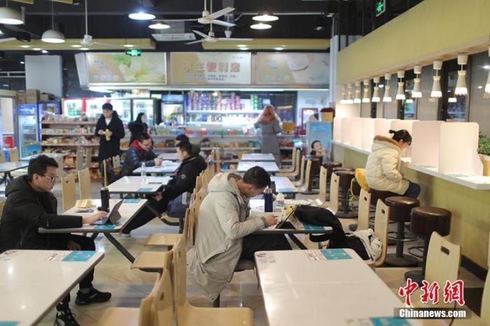 資料圖：考研學(xué)生在食堂內(nèi)復(fù)習(xí)。 泱波 攝