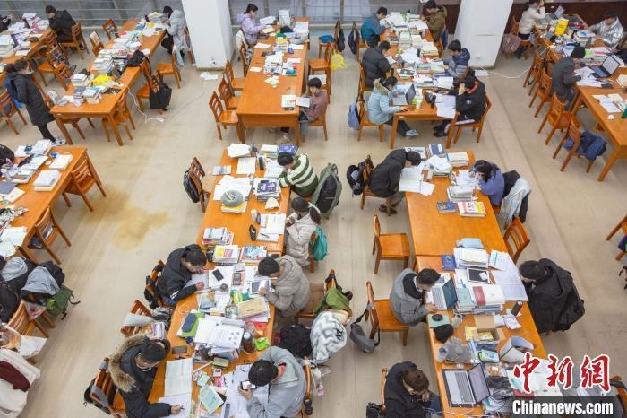 資料圖：南昌大學(xué)圖書館自習(xí)室內(nèi)，考生正在緊張復(fù)習(xí)。　劉力鑫 攝