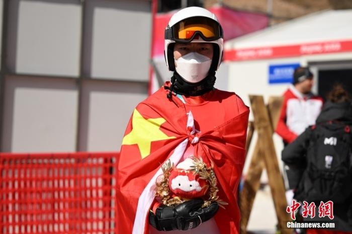 3月6日，中國選手梁景怡在賽后手捧吉祥物。當日，北京2022年冬殘奧會殘奧高山滑雪男子超級大回轉(zhuǎn)-站姿決賽在國家高山滑雪中心舉行，中國選手梁景怡奪得冠軍。 <a target='_blank' href='/'>中新社</a>記者 劉冉陽 攝 　
