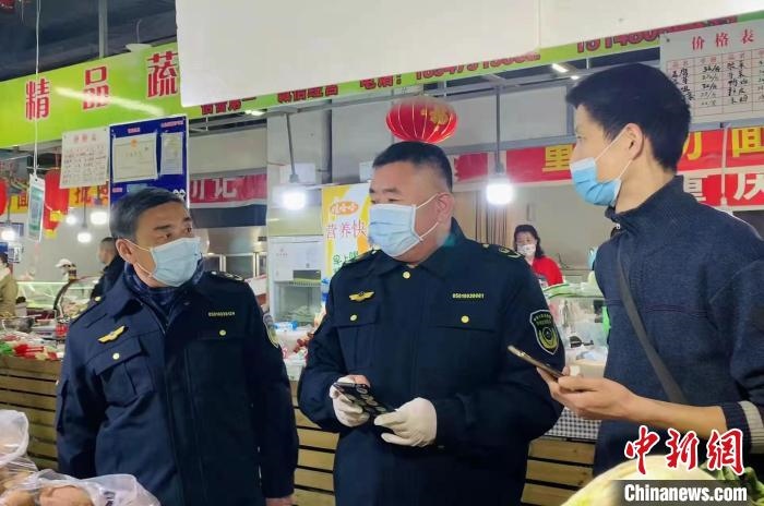 圖為執(zhí)法人員進(jìn)行調(diào)查?！±铈面谩z