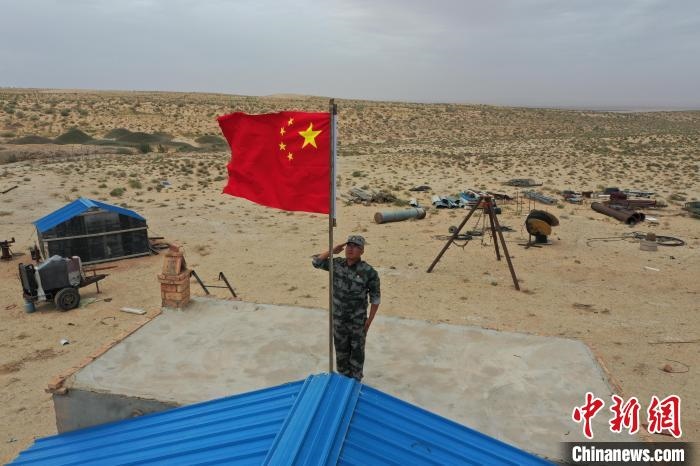 圖為每天升旗是謝寶民的必修課?！∈茉L者供圖