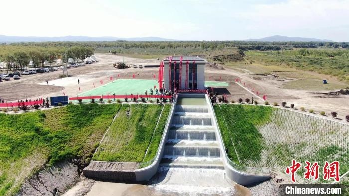 圖為生態(tài)補水現(xiàn)場?！》缎Э?攝