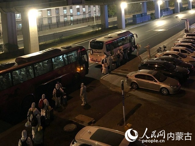 高校學(xué)生有序登車，前往隔離點(diǎn)。內(nèi)蒙古教育廳供圖