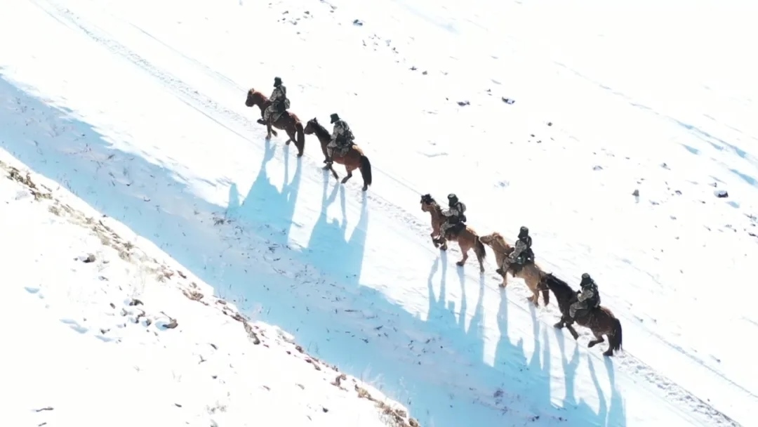 迎著朝陽在邊防線上巡邏的執(zhí)勤官兵。賴志強 攝.webp.jpg