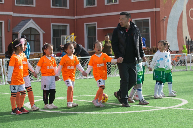 8.趣味比賽結(jié)束后，足球教師武穆帶領孩子們到場邊謝場.jpg