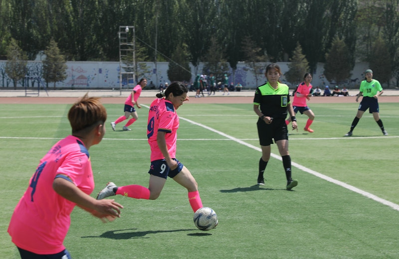 3.大學(xué)生足球聯(lián)賽本科組比賽現(xiàn)場，內(nèi)蒙古民族大學(xué)（粉色）對陣呼和浩特民族學(xué)院.JPG