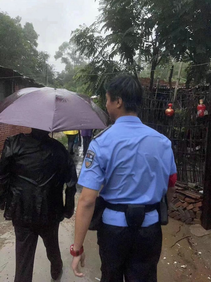 1691597575256555.jpg 孫愉力誠在雨中護(hù)送旅客轉(zhuǎn)移至安全地帶_proc.jpg