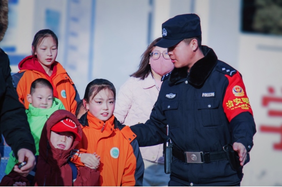 站好“護學崗”，守護“成長路”——南地公安持續(xù)開展護學行動494.png