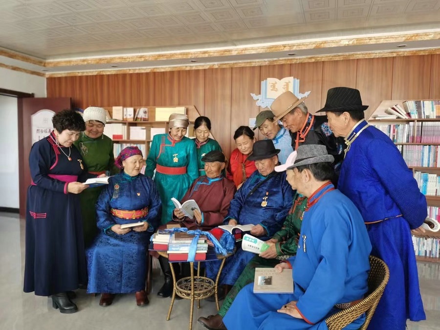 1713430002674221.jpeg 2老年人開展閱讀活動.jpeg