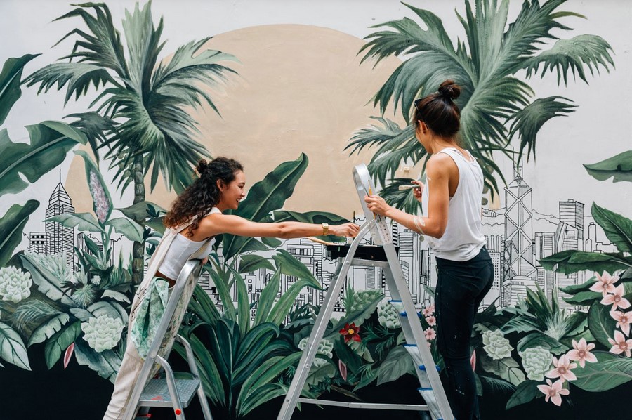 05. 藝術(shù)家梅慧欣、連佩汶與她們創(chuàng)作的壁畫(huà)作品.jpg