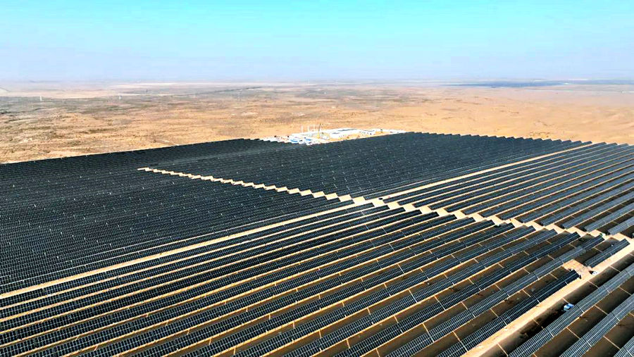 磴口縣10萬千瓦光伏＋沙產(chǎn)業(yè)生態(tài)協(xié)同發(fā)展項目實現(xiàn)全容量并網(wǎng)發(fā)電.jpg
