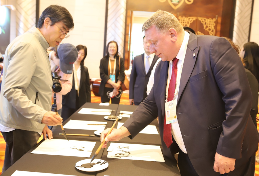 非遺、書法、文創(chuàng)齊亮相！2025年國家重要橋頭堡智庫論壇讓中外嘉賓讀懂北疆文化