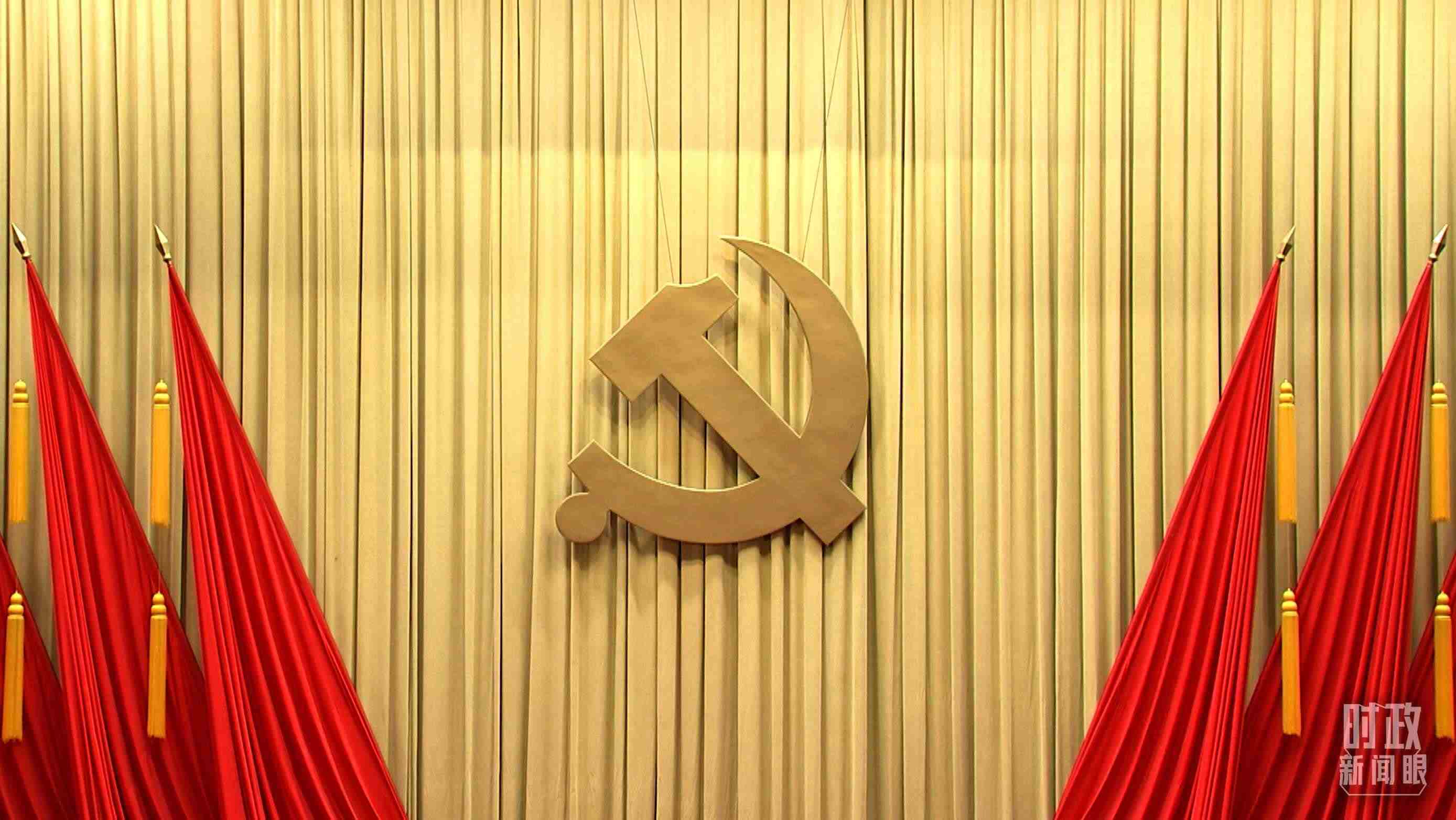 △會(huì)場上莊嚴(yán)的黨徽。（總臺央視記者郭鴻拍攝）