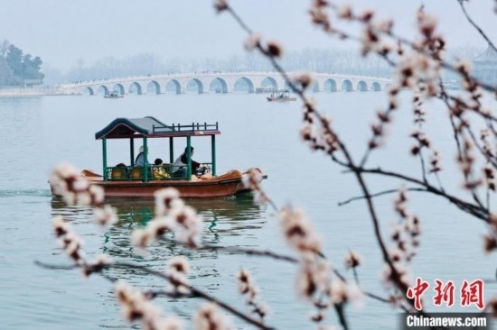 20日，頤和園游船開航。<a target='_blank' data-cke-saved-href='/' href='/'><p align=
