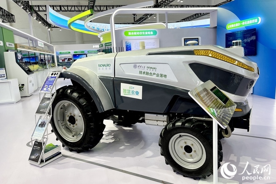 通過(guò)手機(jī)，就能指揮新能源無(wú)人駕駛拖拉機(jī)在田里作業(yè)。人民網(wǎng) 錢嘉禾攝