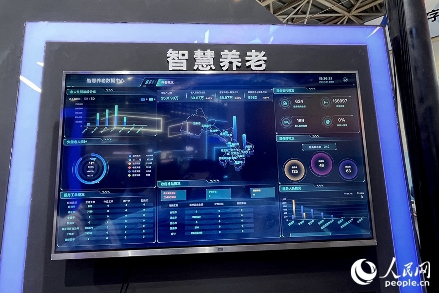 “意康養(yǎng)”智慧養(yǎng)老平臺(tái)充分利用信息化手段，把轄區(qū)內(nèi)社會(huì)資源充分整合和調(diào)配，滿足老年人多元的養(yǎng)老服務(wù)需求。人民網(wǎng) 錢嘉禾攝