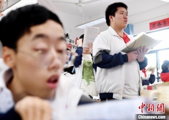 朱金祥(右)和鐘華強(qiáng)(左)正在加緊復(fù)習(xí)迎接高考。 卓忠偉 攝