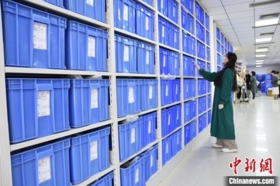 圖為鄭州大學(xué)人骨考古實驗室內(nèi)的骨骼標(biāo)本庫。王宇 攝