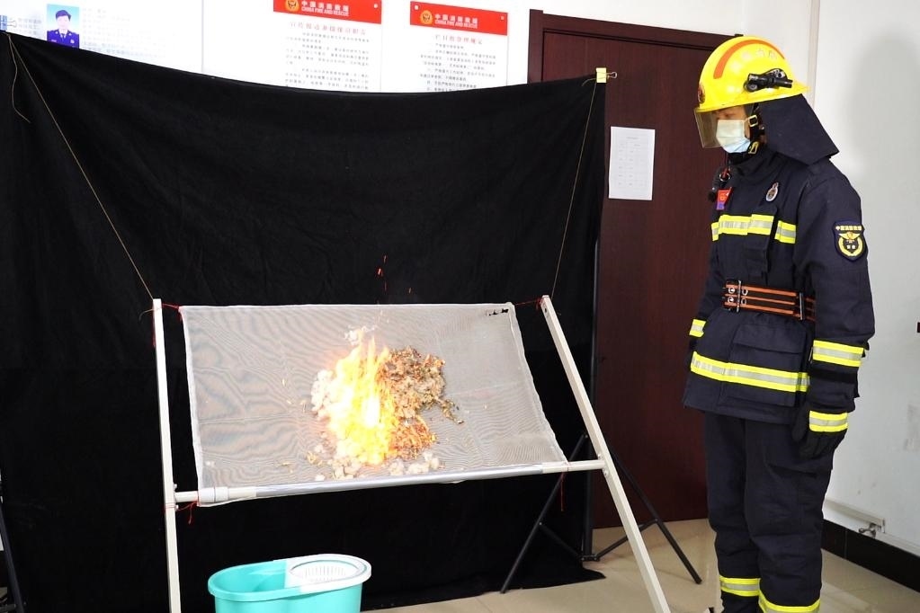 消防員在展示柳絮點(diǎn)燃實(shí)驗(yàn)。 張少欣 攝