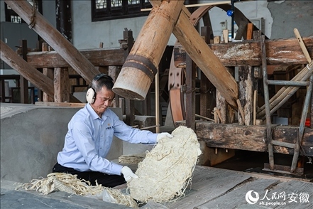 宣紙制作工藝——制簾。人民網(wǎng)記者 張俊攝