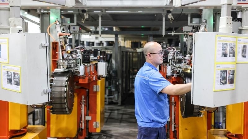 工作人員在貴州輪胎股份有限公司的“5G全連接工廠”成型區(qū)作業(yè)（2022年5月17日攝）。新華社記者 歐東衢 攝