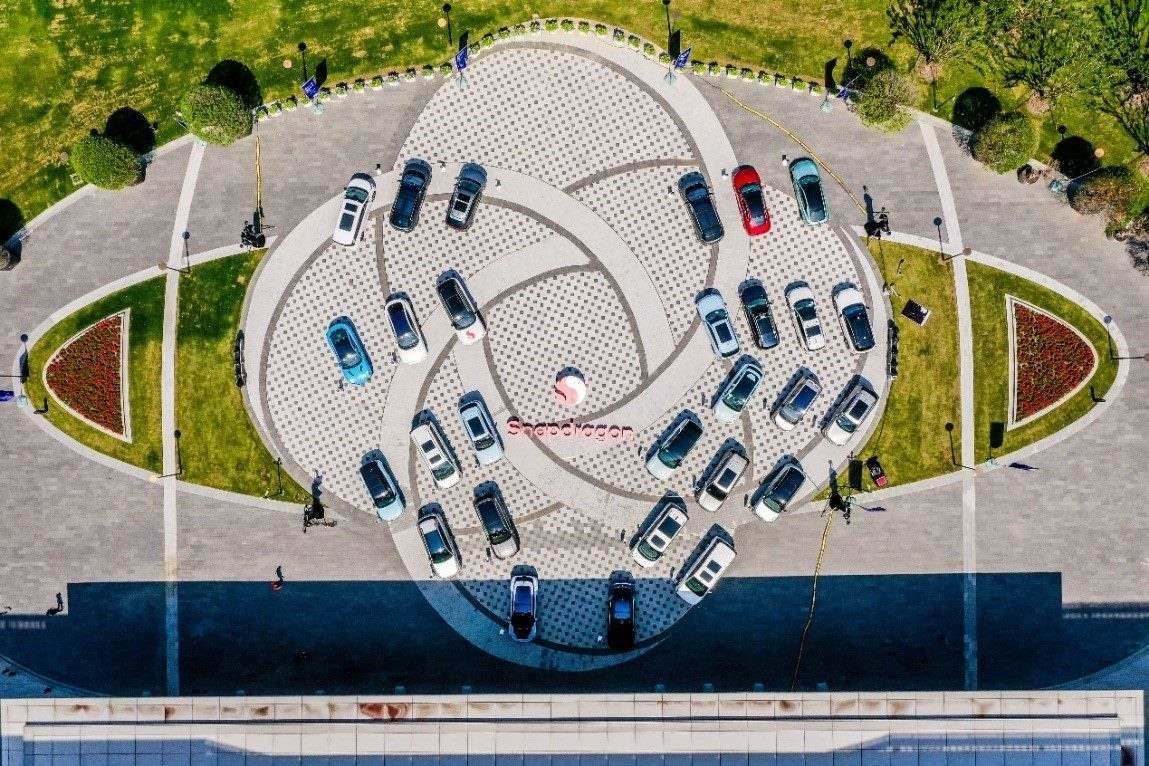 峰會戶外整車展示區(qū)俯瞰圖。（受訪者供圖）