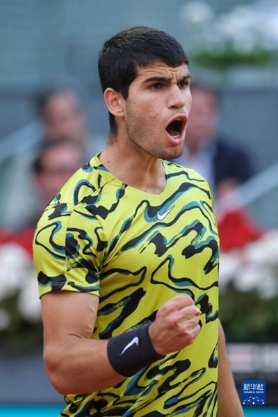 5月7日，阿爾卡拉斯在比賽中慶祝得分。當日，在西班牙馬德里網(wǎng)球公開賽男單決賽中，西班牙選手阿爾卡拉斯以2比1戰(zhàn)勝德國選手施特魯夫，奪得冠軍。新華社記者 孟鼎博 攝