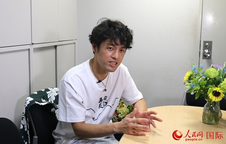 竹內(nèi)亮接受人民網(wǎng)專(zhuān)訪(fǎng)。人民網(wǎng) 許可攝