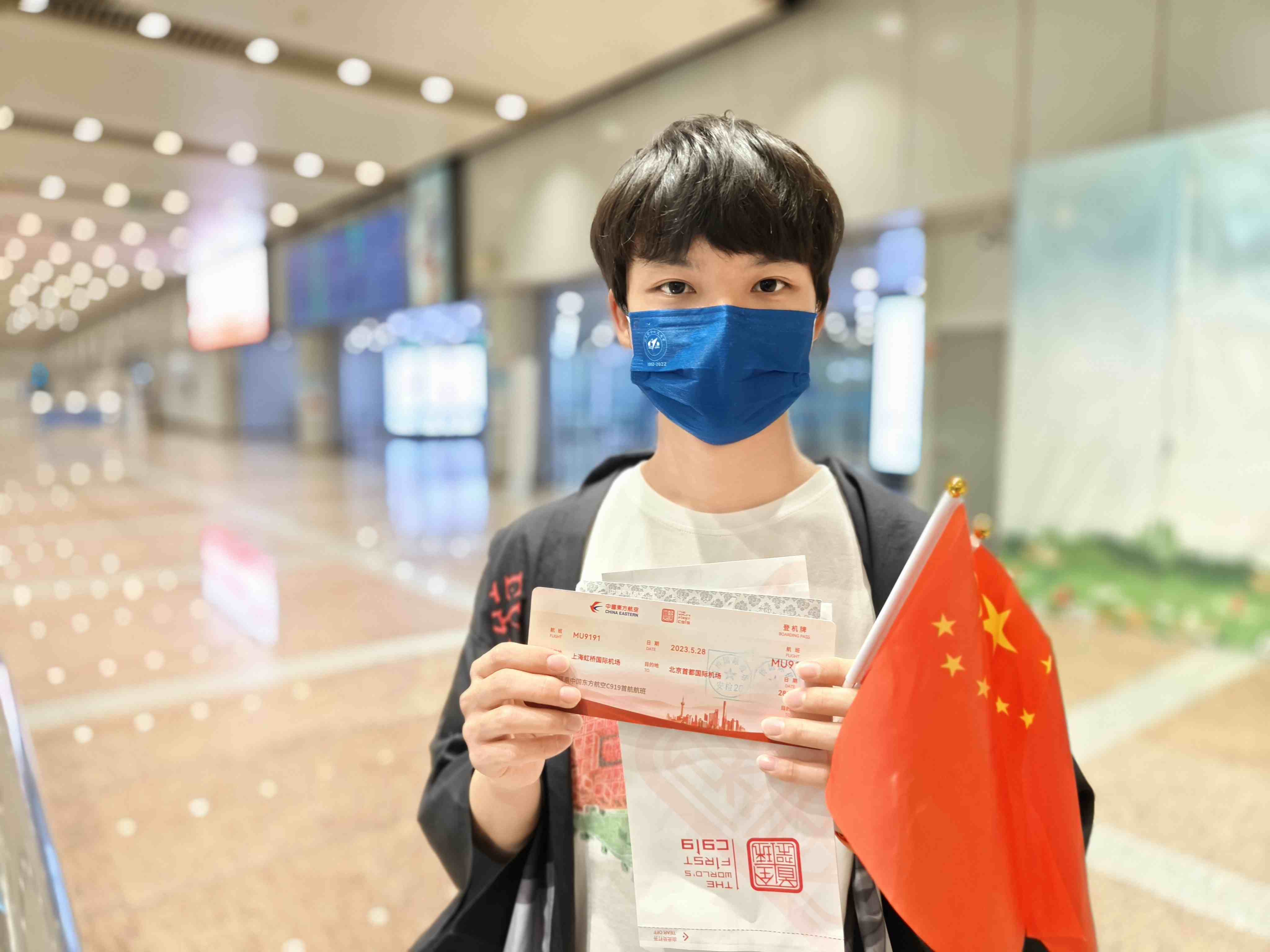 張可立向記者展示有著紀(jì)念意義的登機(jī)牌。人民網(wǎng)記者 夏曉倫攝