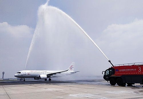 C919穿過(guò)象征民航最高禮儀的“水門(mén)”。東航供圖