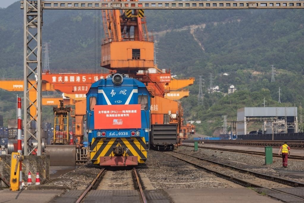 這是2023年4月27日，太平船務(wù)——西部陸海新通道江鐵海聯(lián)運(yùn)非洲專列在重慶果園港魚嘴站等待發(fā)車。