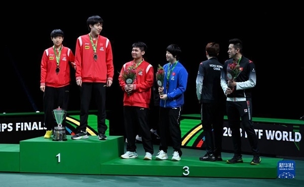 5月26日，冠軍中國組合王楚欽（左二）/孫穎莎（左一）與季軍中國組合林詩棟（左三）/蒯曼（左四）、中國香港組合黃鎮(zhèn)廷（右一）/杜凱琹在頒獎(jiǎng)儀式后交流。新華社記者 陶希夷攝