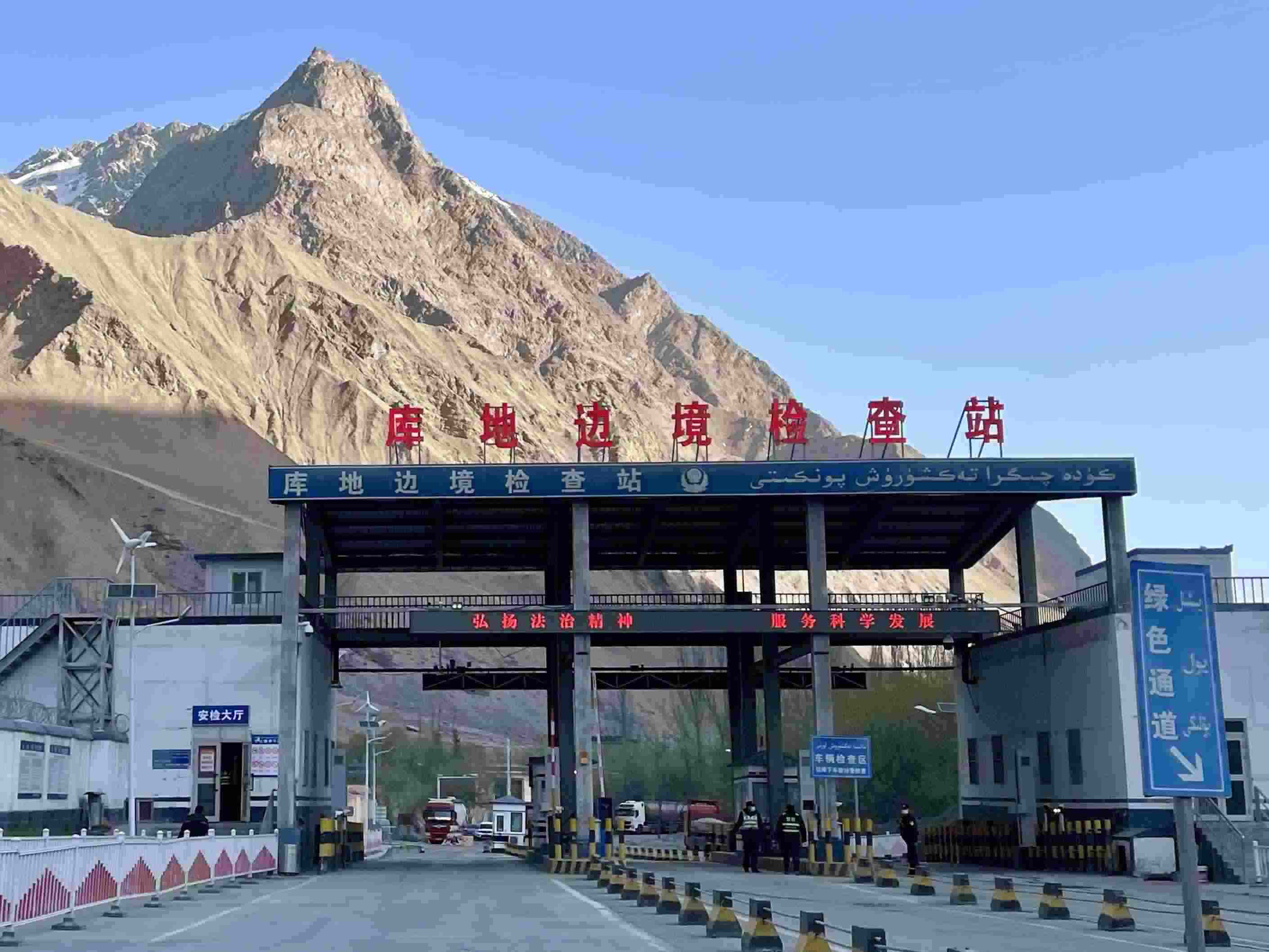 庫地邊境檢查站。人民網 周靜圓攝