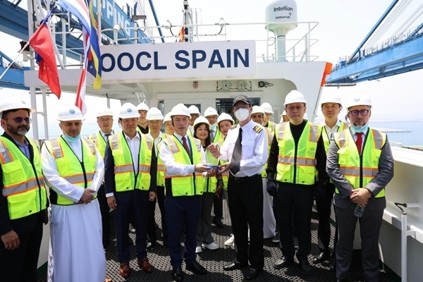 圖為與會(huì)嘉賓參觀“東方西班牙”輪。中遠(yuǎn)海運(yùn)港口阿布扎比碼頭供圖