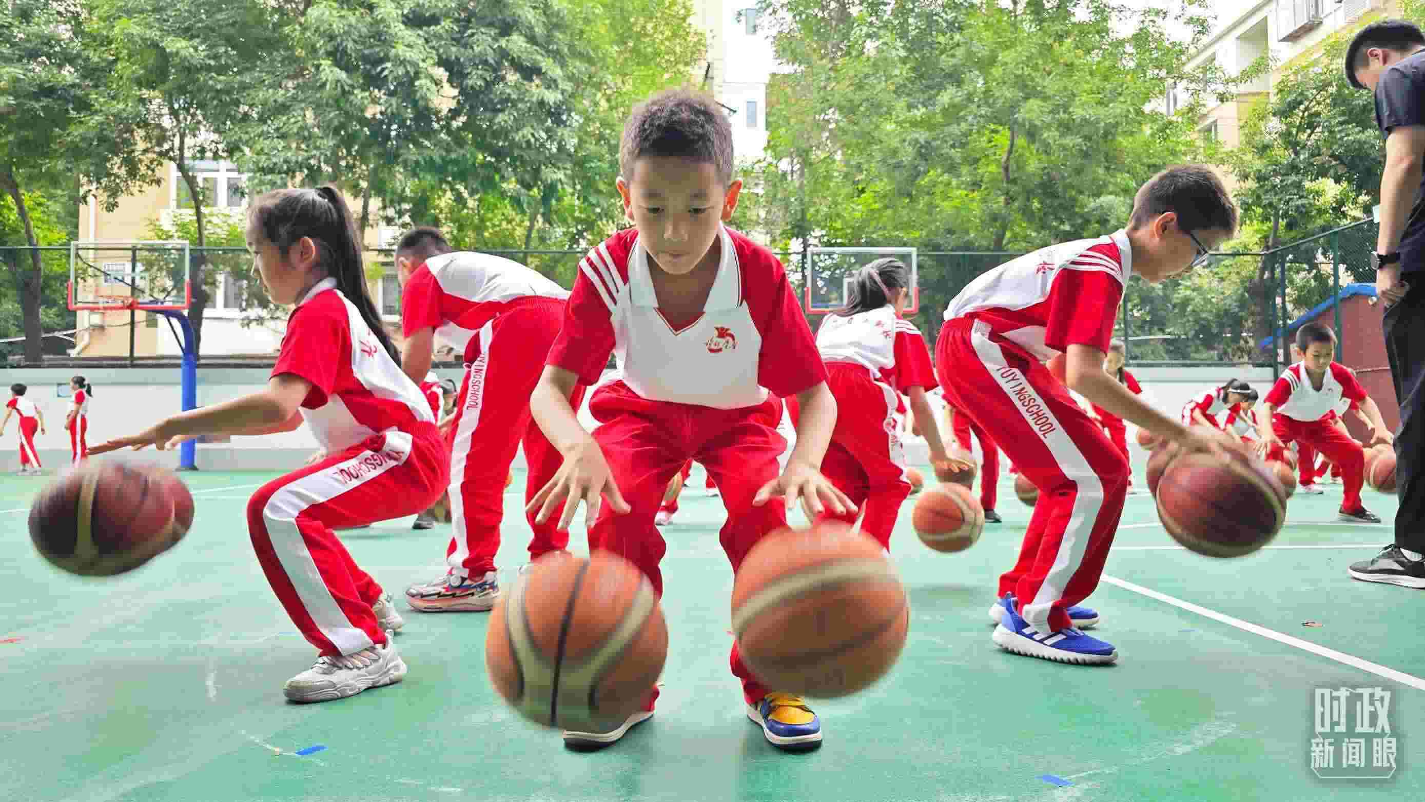 △學(xué)生正在打籃球。（總臺央視記者彭漢明拍攝）