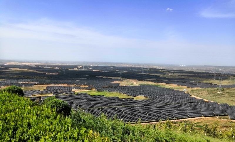 伊金霍洛旗天驕綠能50萬(wàn)千瓦采煤沉陷區(qū)生態(tài)治理光伏發(fā)電示范項(xiàng)目一角。人民網(wǎng)記者 孫博洋攝