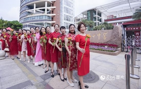 6月7日一早，廈門雙十中學(xué)考生家長(zhǎng)們身穿旗袍，手拿向日葵在考場(chǎng)外為孩子加油打氣，寓意“旗開得勝，一舉奪魁”。人民網(wǎng)記者 陳博攝