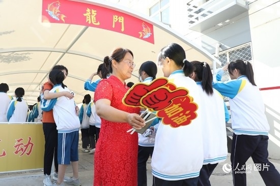 6月7日一早，雄安新區(qū)安新中學(xué)老師在給同學(xué)們加油鼓勁兒。人民網(wǎng) 李兆民攝