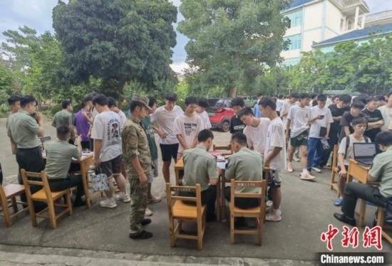 專武干部在發(fā)放兵役登記證。韋碩 攝