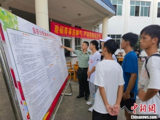 專武干部在講解應征體檢標準。韋碩 攝