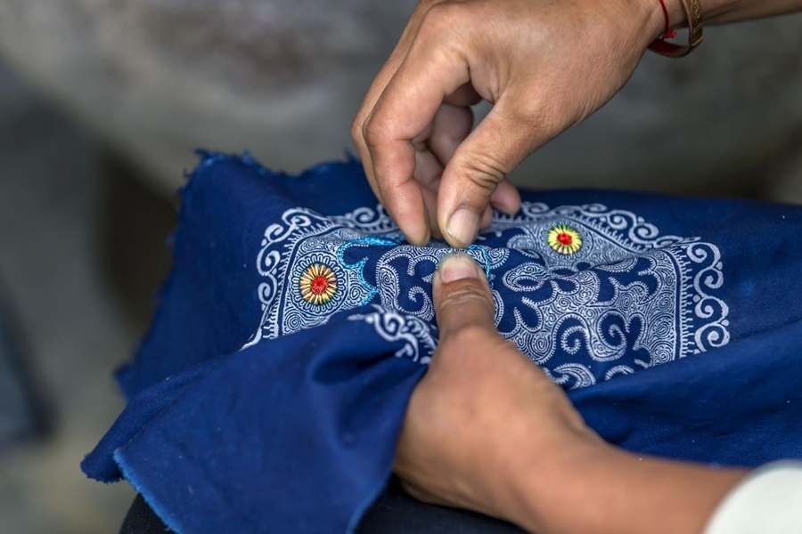 在貴州省黔西市新仁苗族鄉(xiāng)化屋村，村民在制作苗繡。新華社記者 范暉 攝