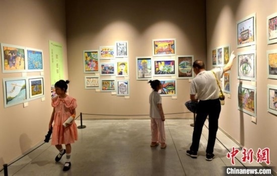 圖為家長帶著孩子參觀展覽。呂明 攝