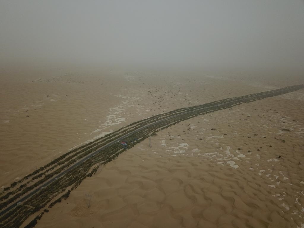 這是2019年8月12日拍攝的塔里木沙漠公路兩側(cè)的綠色屏障（無(wú)人機(jī)照片）。新華社記者宿傳義攝