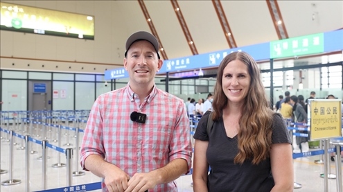 6月13日，來自美國的德拉古（Dragoo）夫婦將首次乘坐中老鐵路國際旅客列車從中國出境。李揚 攝